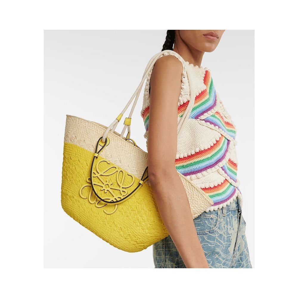 กระเป๋าถือ Loewe Lady ออกแบบตามแฟชันหรูหรา แบบทอเป็นตะกร้า Ibiza