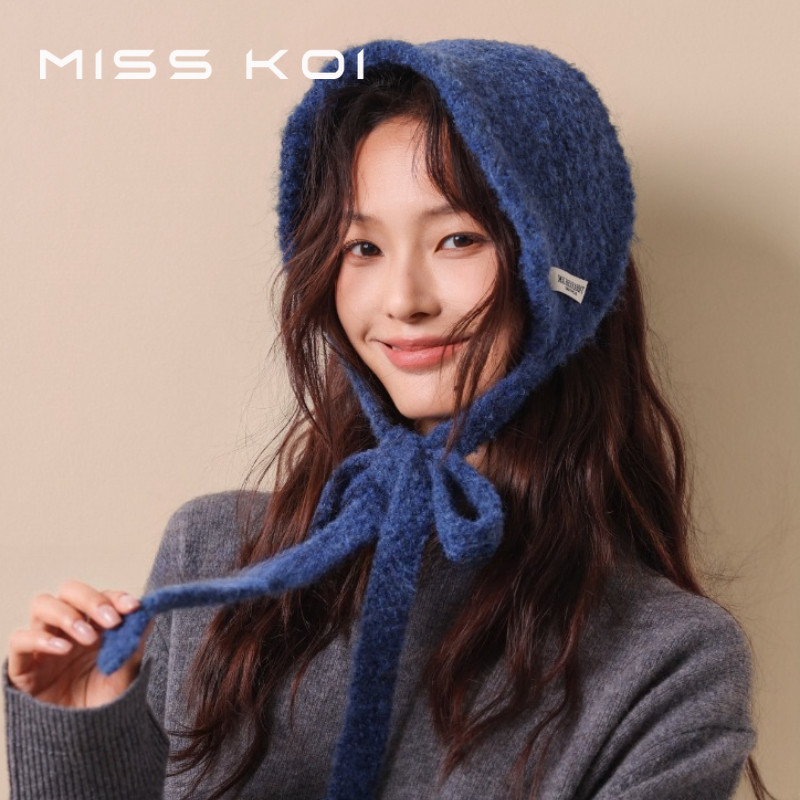MISSKOI หมวกป้องกันหูแบบ Lamb Wool Laced-Up Bib Earmuffs สำหรับผู้หญิง ออกแบบมาเพื่อความอบอุ่นในฤดูใบไม้ร่วงและฤดูหนาว