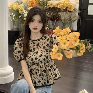 Chili Koko เสื้อเบลาส์แขนพองพิมพ์ลายดอกไม้สไตล์ฝรั่งเศสสำหรับผู้หญิง ผูกด้านหลัง เสื้อแขนสั้นสไตล์เรโทร W682