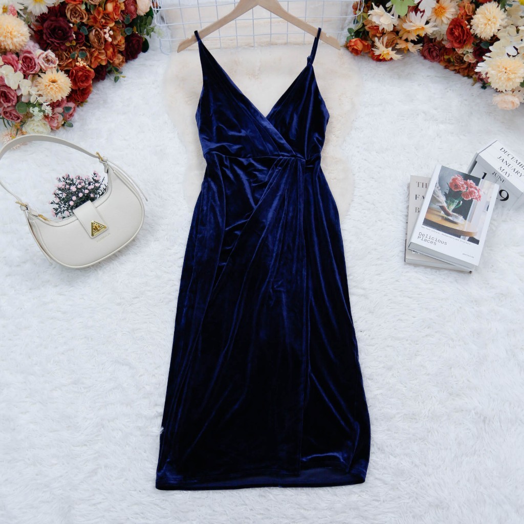 เดรสกำมะหยี่หรู สีน้ำเงินเข้ม คอกว้าง ใส่ไปงานอีเว้นท์