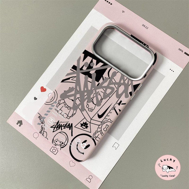 เคสไอโฟน13 ตัวอักษรน่ารักเส้นกราฟฟิติเลนส์โลหะ สำหรับ IPhone 13 17 11 14 12 15 16 Pro Max Air 8 7 16 15 Plus XR XS Max X