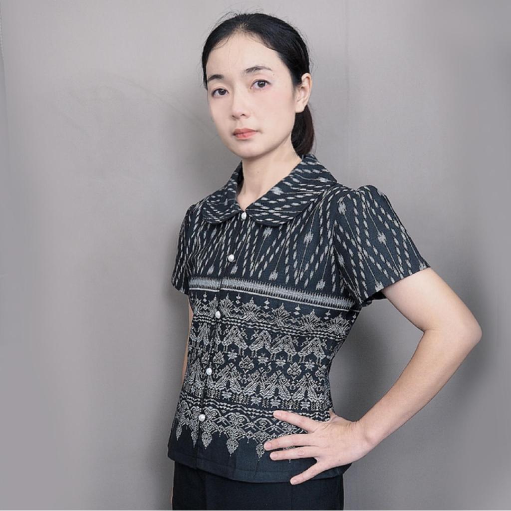 เสื้อสีดำ แขนตุ๊กตา คอบัว  ผ้ายหมักโคลน เนื้อสวย การตัดเย็บเนีัยบ เข้ารูป ผ้าฝ้าย100% ขนาดดูจากไหล่และอก
