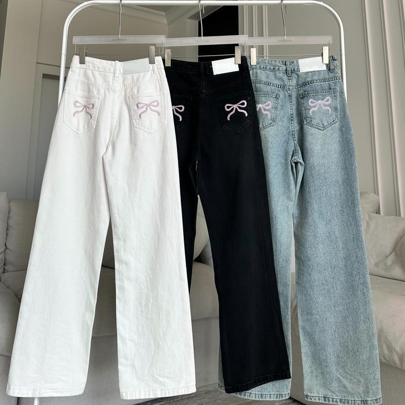 Hotgirl พร้อมส่ง กางเกงยีนส์ทรงตรงเอวสูง ผ้ายืดได้ งานปักลายโบว์ งานเกาหลี มีหลายสีให้เลือก เเทมชท์ยังไงก็สวย