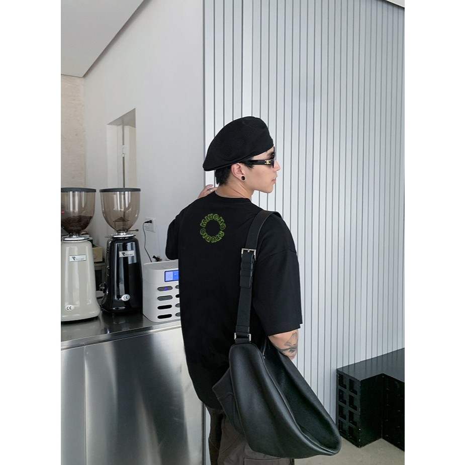 (COD) แบรนด์ท้องถิ่น ATD1495 Miucho Man เสื้อยืดผู้ชายทรงหลวม ผ้าคอตตอนเท่ๆ คอกลม พิมพ์ลายผสม