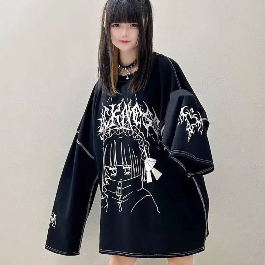 ผู้หญิงอะนิเมะกราฟิกแขนยาวทีเสื้อพิมพ์ตัวอักษรสีเข้มทรงหลวมสไตล์ญี่ปุ่นที