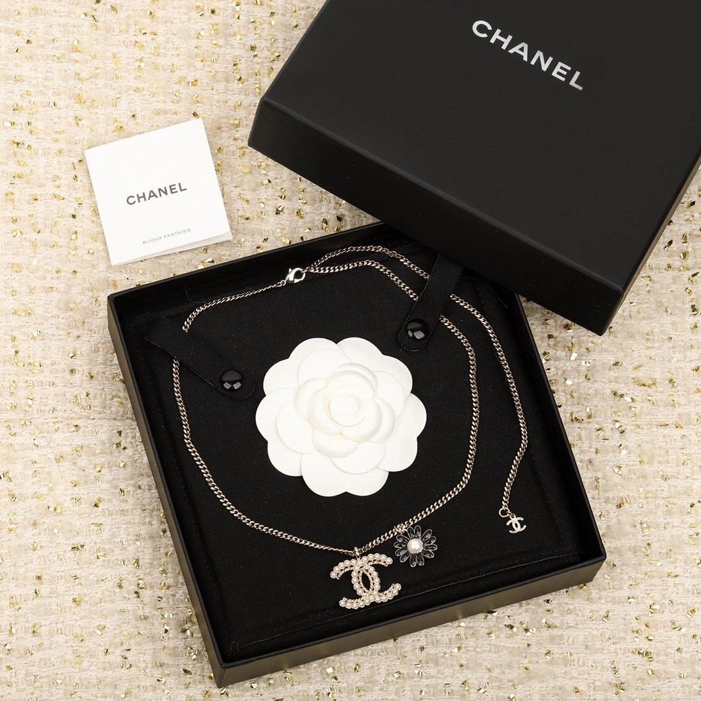 สร้อยคอโชคเกอร์ Chanel ประดับด้วยดอกไม้ขนาดเล็ก 23K และเกาลัดน้ำcrafted with skill