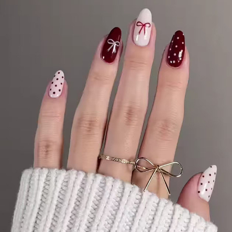 (กล่องเล็บปลอม) Retro Polka Dot Burgundy Bow Color Versatile Premium Almond Nail 24 ชิ้นสวมใส่เล็บ