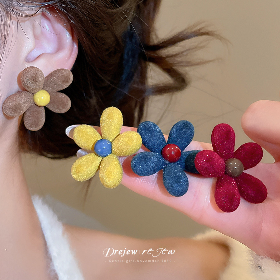 Dreejew ต่างหู statement ลายดอกไม้และขนฟู สีหลากหลาย เครื่องประดับสำหรับสวมใส่ทุกวันหรือนำมาเป็นของขวัญ