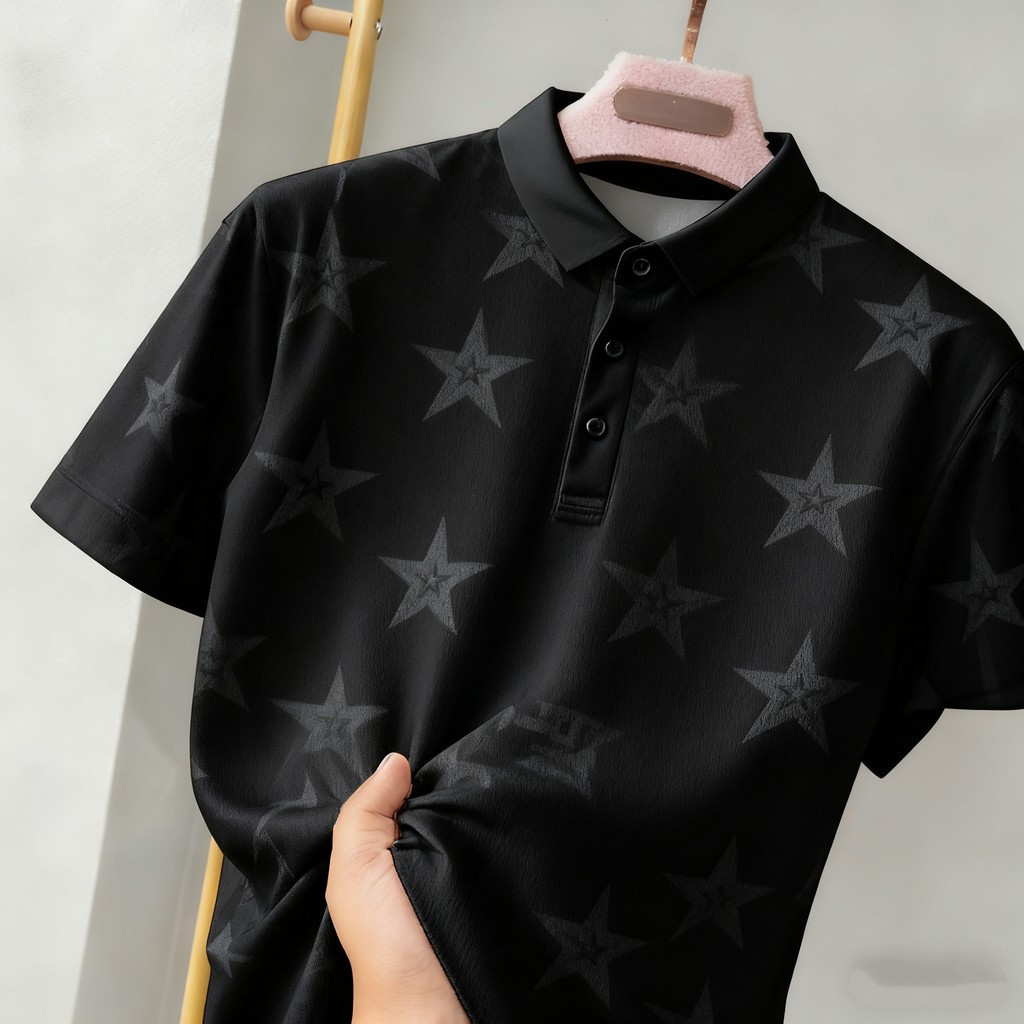 เสื้อโปโลผ้าไทย พิมพ์ลายดาวสีเทา ออกแบบคลาสสิกด้วยคอลบวกแขนสั้น พร้อมวัสดุคุณภาพสูง