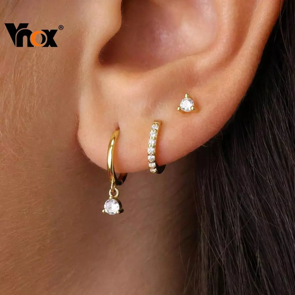 Vnox ชุดต่างหู 3 คู่สําหรับผู้หญิงต่างหูสตั๊ดโคลเวอร์สี่ใบ Huggie Earrrings ต่างหูห่วงเล็ก