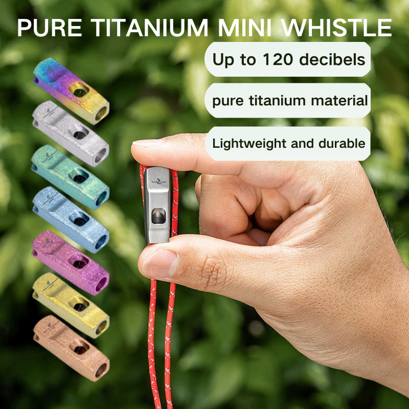 Pure Titanium Mini Whistle ดังไกลถึง 120dB ออกแบบมาสำหรับใช้งานกลางแจ้งและในเหตุการณ์ฉุกเฉิน มีสายคล้องเพื่อป้องกันการหาย