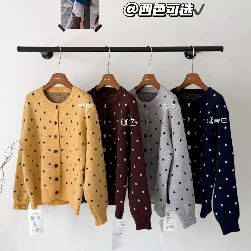 Chili Koko เสื้อคาร์ดิแกนถักคอกลมแขนยาวลายจุดสำหรับผู้หญิง กระดุมแถวเดียว เสื้อโค้ทสเวตเตอร์แขนยาวลำลอง 88040