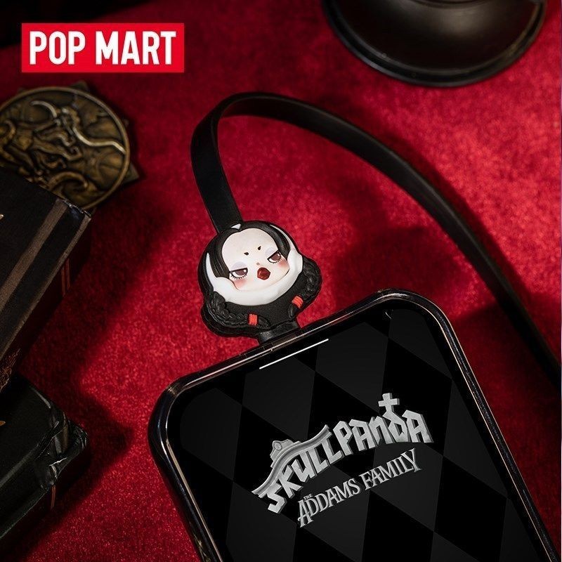 จัดส่งในวันเดียวกัน Pop Mart อย่างเป็นทางการ SKULLPANDA Adams Family IOS Data Cable typec/114