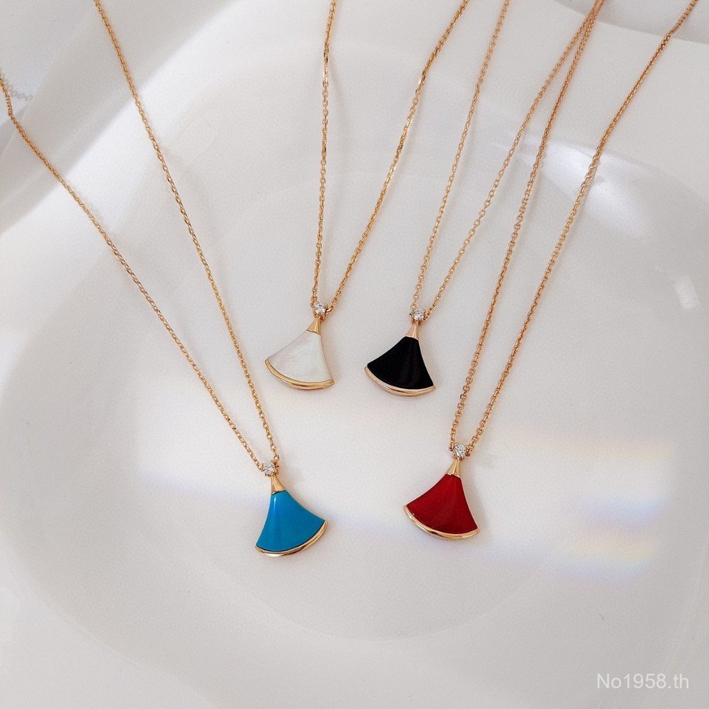 กระโปรงเด็กสีขาบขาวและสีแดง รุ่น V แมตช์ได้ทุกลุค พร้อมสร้อยคอมากกว่าหนึ่งแบบ QI2S