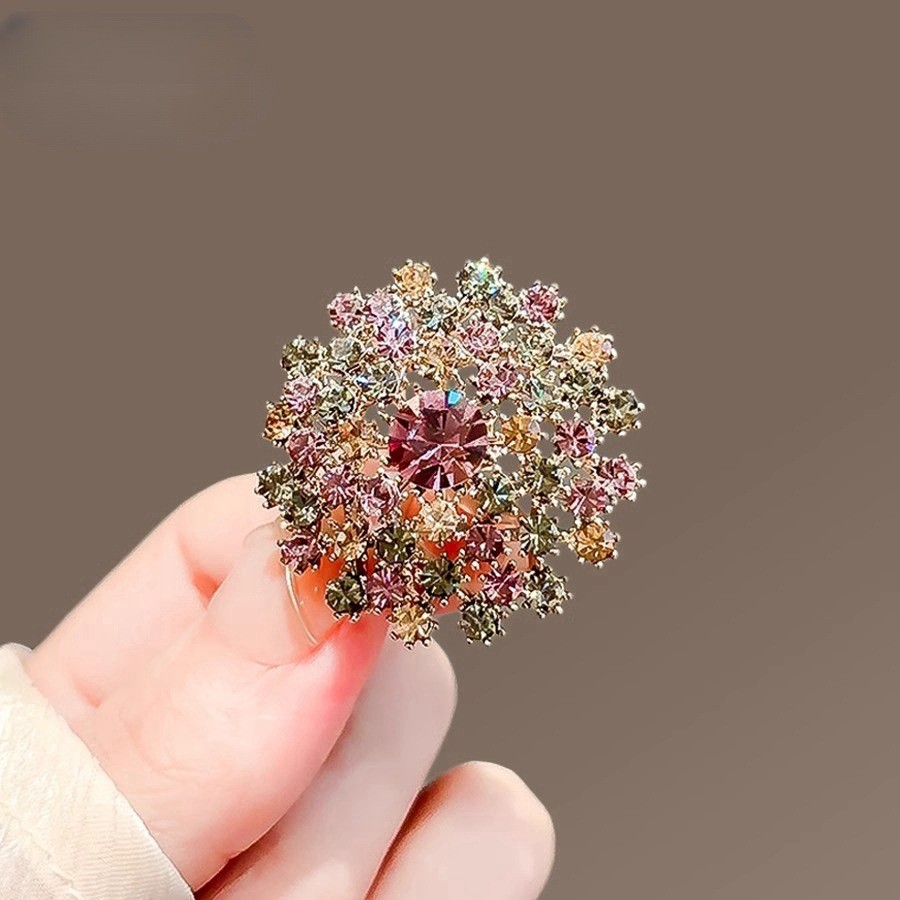 เข็มกลัดสีเพชรดอกแดนดิไลอันพรีเมี่ยม เสริมความสวยงามให้เสื้อผ้า เหมาะสำหรับวันหยุดและเป็นของขวัญสุภาพสตรี