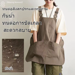 【มีหลายสี】ผ้ากันเปื้อนบางที่ทันสมัยและเป็นที่นิยม เป็นชุดทํางานที่มีกระเป๋าหลายช่องและกันน้ํา สามารถสวมใส่ด้านหน้าด้านหลังได้ตามต้องการ ชุดป้องกันเหมาะสําหรับสถานที่ต่างๆ เช่น ร้านกาแฟ ช่างทําผม ร้านขายของชํา ร้านอาหาร ครัวบ้าน และอื่นๆ