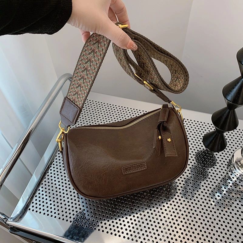 กระเป๋าบอสตันหญิงสไตล์ใหม่ระดับไฮเอนด์บาแกตต์กระเป๋าสะพายปีนี้ยอดนิยมบรอดแบนด์แนวทแยงหมอนขนาดเล็ก