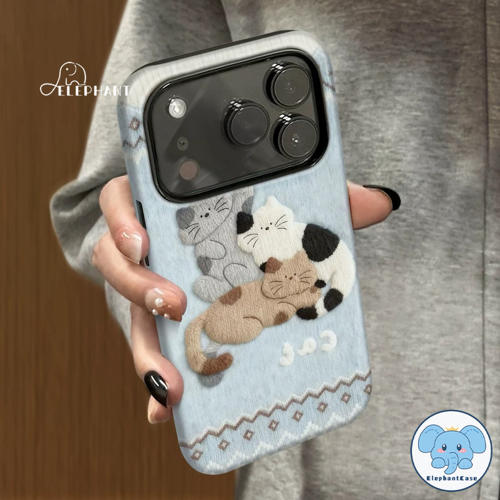 เคสไอโฟน13สำหรับiPhone 17 AIR 15 16 12 11 Pro Max 7 14 15 16 8Plus XR X XS SE 2 3การ์ตูนน่ารัก ปกหนังลายแมวสามตัวปักลาย