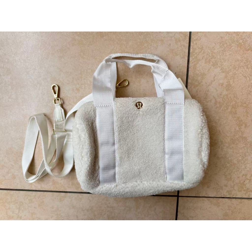 กระเป๋าทรงกระบอกขนเทียม แบบถือหรือสะพายไหล่ LU9C89S