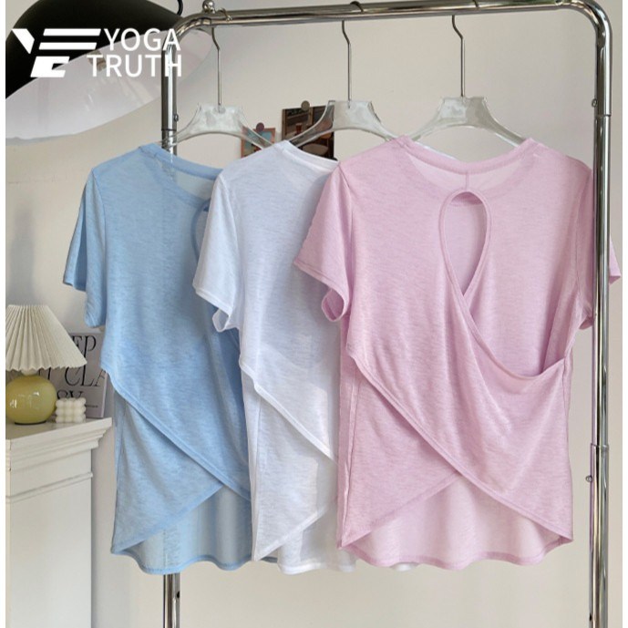 [YOGATRUTH] เสื้อกีฬาแขนสั้น ระบายอากาศได้ดี ดีไซน์ด้านหลังแบบไขว้ เหมาะสำหรับการวิ่ง ฟิตเนส และโยคะ เสื้อแขนสั้นผ้าตาข่ายสำหรับผู้หญิงรุ่นใหม่