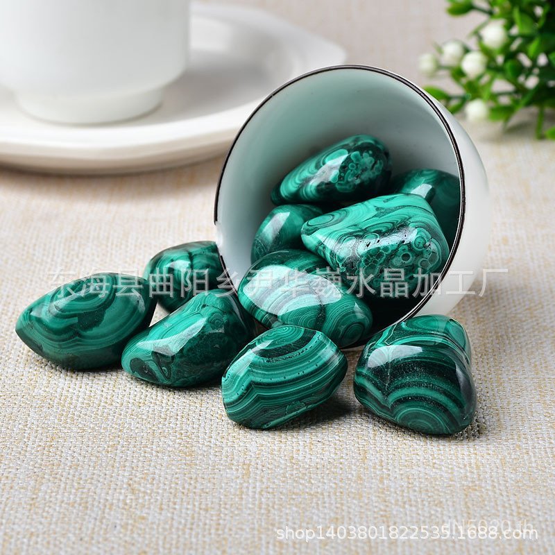 แร่มาลาไคต์หินบดล้างอํานาจแม่เหล็กหินตกแต่งผลไม้สีเขียวธรรมชาติคอรันดัมหินตัวอย่างหินภูมิทัศน์อนุภาค