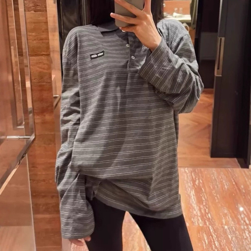 เสื้อโปโลแขนยาวสไตล์ Preppy สีเทา แบบเดียวกับที่ MIU Museum โดย Liu Haocun