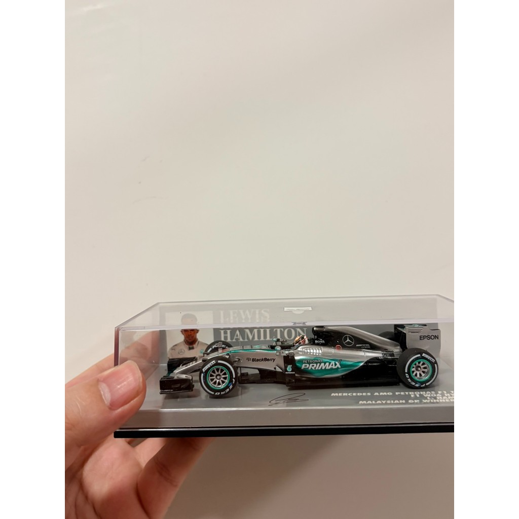 พร้อมสต็อก 1: 43 Mini Cut F1 Mercedes Hamilton W06 2015 Malaysia Grand Prize Championship Car