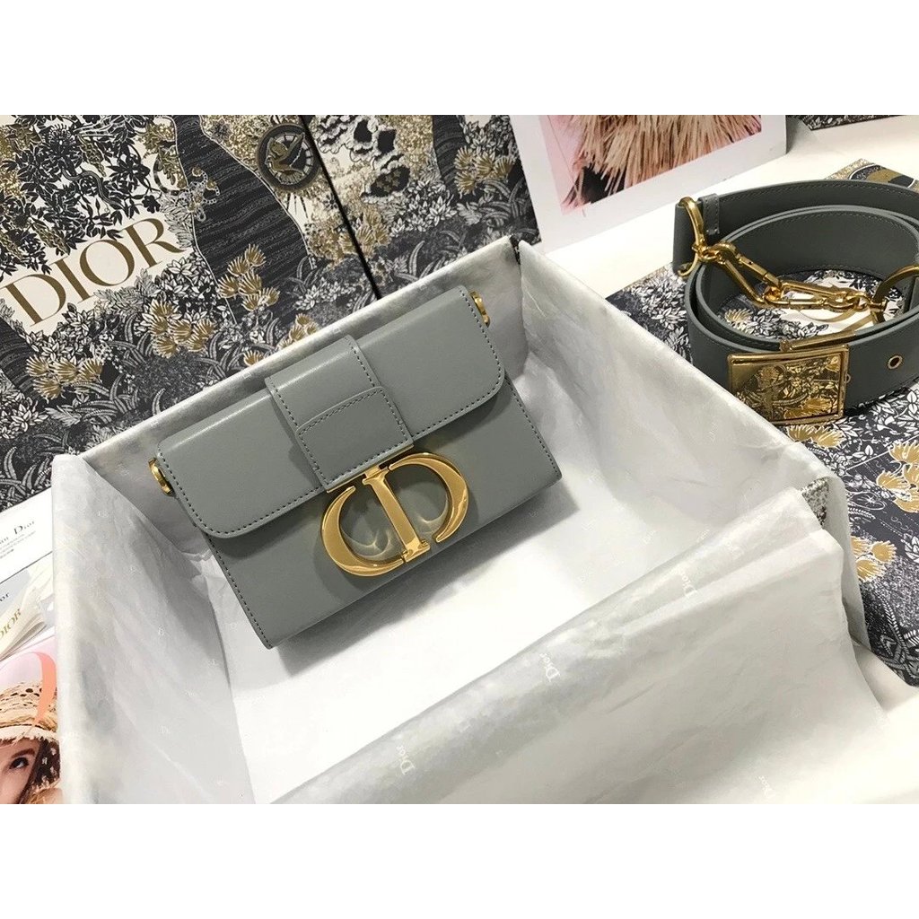 กระเป๋ากล่องสาน Dior จากหนังวัว มีลายพราว retro gold หัวเข็มขัดกลับนูน และโลโก้กระเป๋าหลังที่ถอดได้ 
