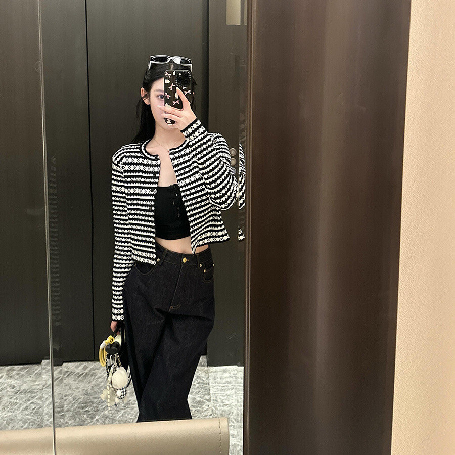 AZ4O 1vv 2025New Style Elegant Black and White Striped Wool Knitted Round Neck Cardigan for Women