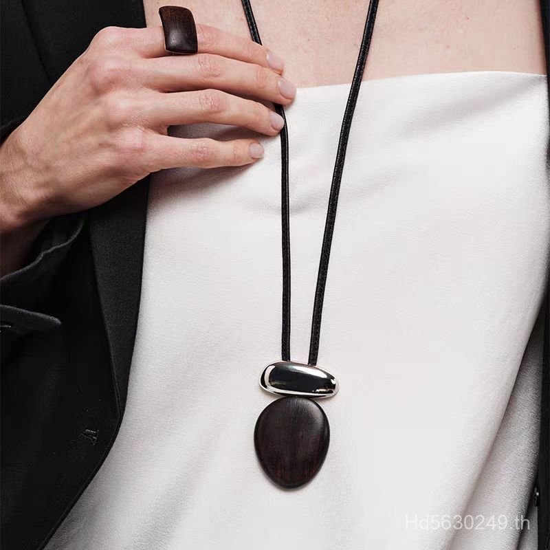 สร้อยคอนาบEbony ออกแบบหรูหราจากไม้ธรรมชาติและโลหะ เพื่อสุภาพสตรีคนพิเศษ