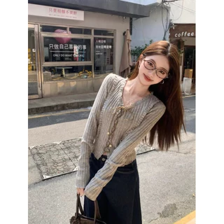 Cherry พร้อมส่ง🥐✨เสื้อคาร์ดิแกนแขนยาวคอวีผู้หญิง แต่งเซื่อกผูกสีน้ำตาลเรียบหรูงานสวยเกาหลีเสื้อแขนยาวผู้หญิง