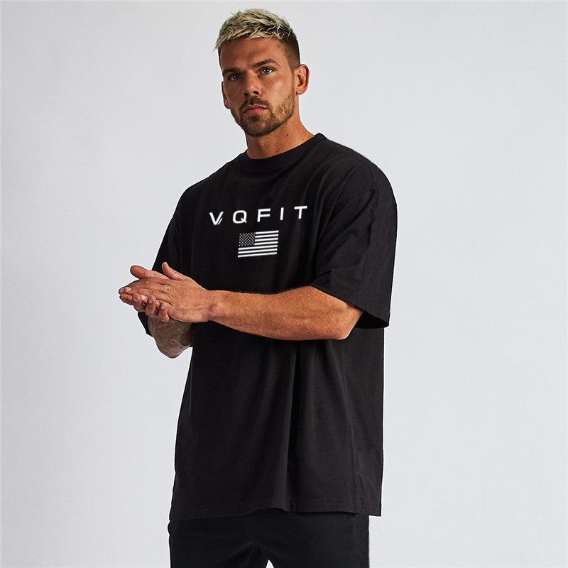 เสื้อยืด 200 GSM คุณภาพสูง แบบคอกลม มีพิมพ์ลายตัวอักษรที่หน้าอก เหมาะสำหรับการออกกำลังกายและฟิตเนส มีไซส์ตั้งแต่ XS ถึง 3XL