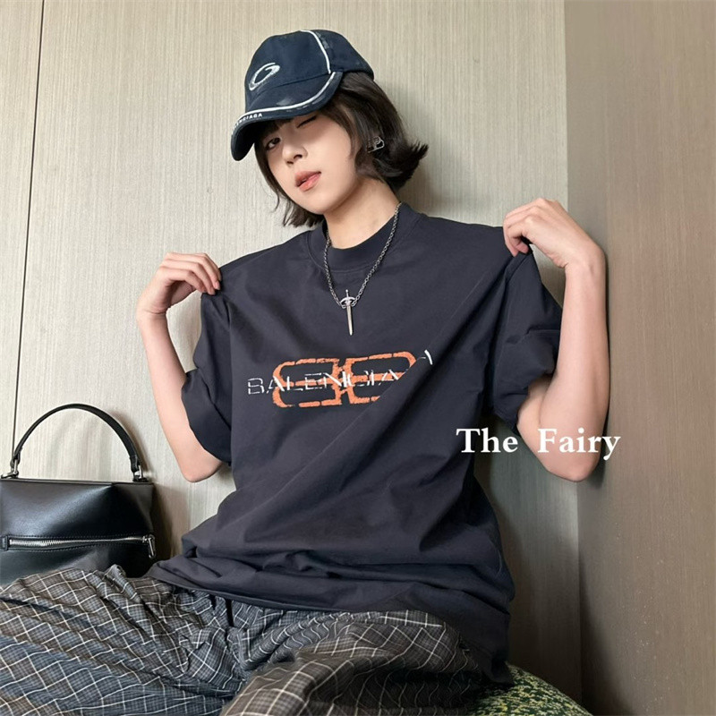 แนวโน้ม คลาสสิค ไม่จํากัดเพศ เสื้อยืดลําลองทําลายตัวอักษรสองสี ผ้าฝ้ายเสื้อแขนยาวขนาดบวกผู้ชายและผู้หญิง