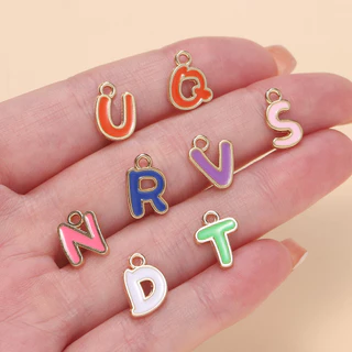 จี้ตัวอักษรสีสัน 50-100 ชิ้น สุ่มตัวอักษร A-Z ทำเครื่องประดับเองได้ ใช้ทำต่างหู สร้อยข้อมือ สร้อยคอ