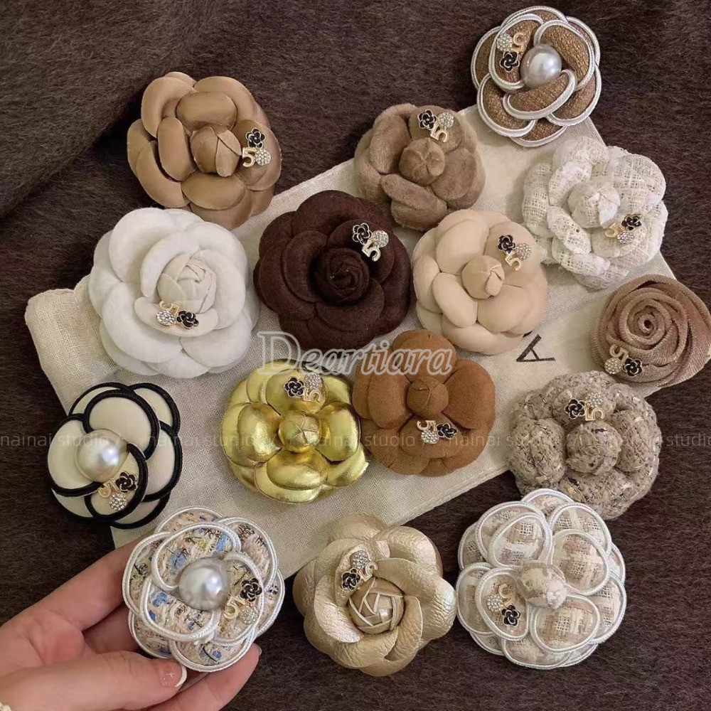 เข็มกลัดสีกาแฟสไตล์เรโทรฝรั่งเศส ดีไซน์เหมือนดอกไม้บนอก Maillard Camellia สำหรับแต่งเติมลุคแฟชั่น