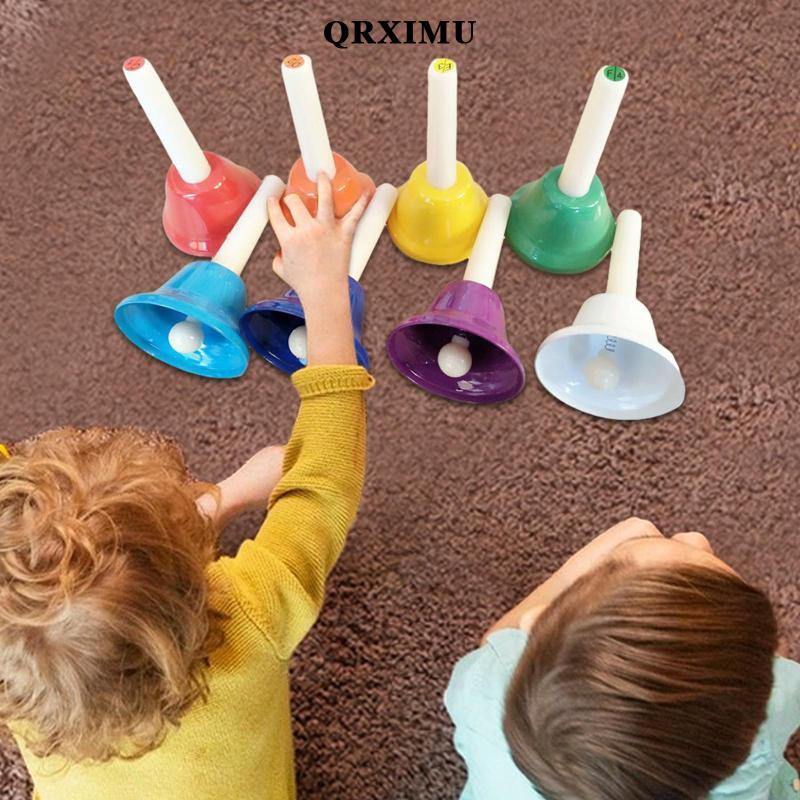 Sharprepublic 8 ชิ้นกระดิ่งมือสีสันสดใส Handbells เครื่องดนตรีที่มีสีสัน Diatonic ระฆังโลหะสําหรับผู้ใหญ่ Chorus เด็ก