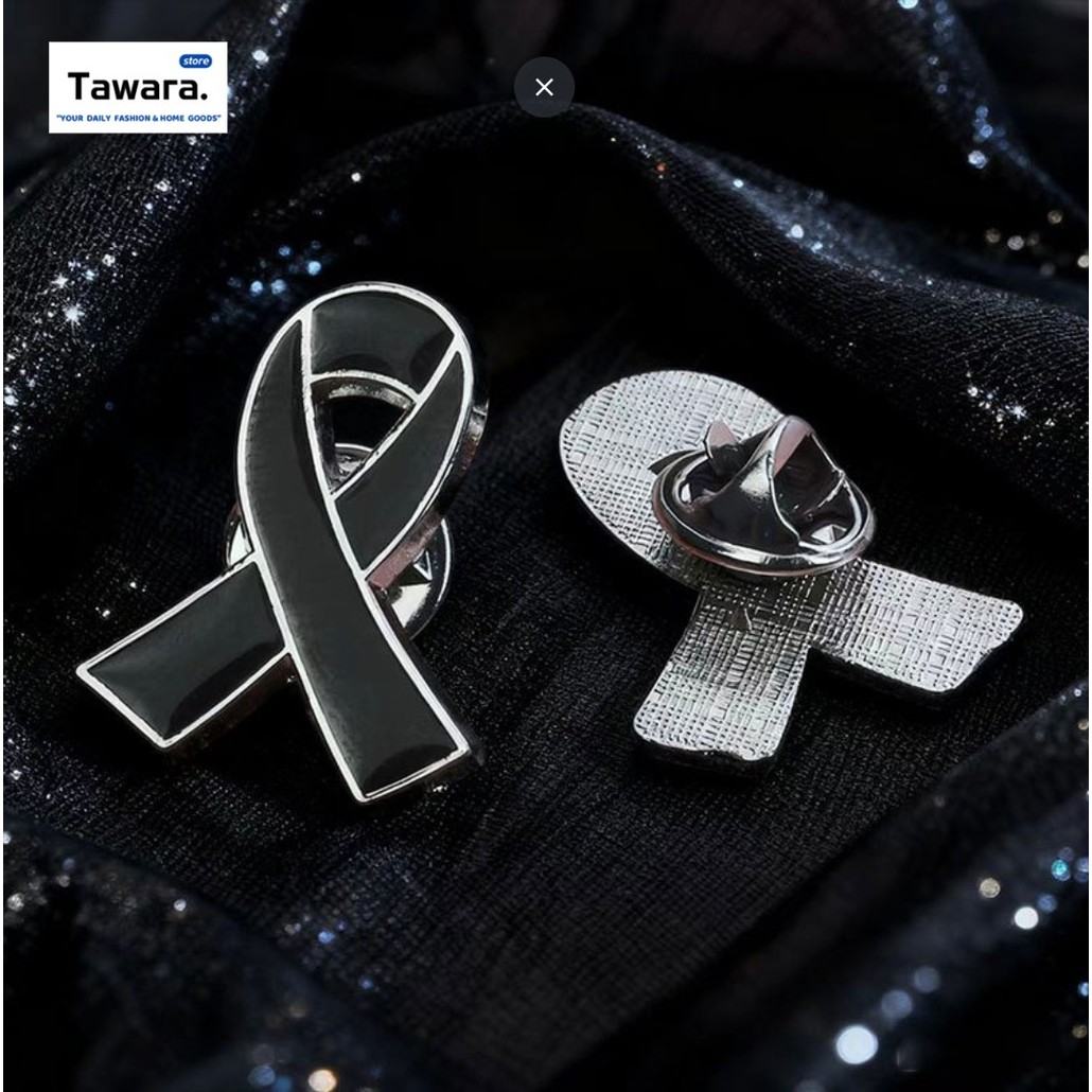 (H-055) เข็มกลัดโบว์ไว้ทุกข์ สีดำขอบเงิน สุภาพ เข็มกลัดไว้อาลัย ติดเสื้อผ้า งานพิธีการ ราชการ ผู้ชาย ผู้หญิง