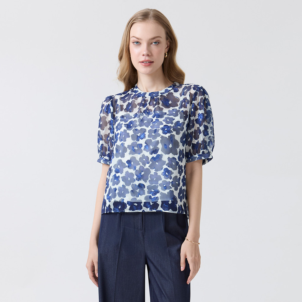 ESPADA เสื้อเบลาส์แขนพองผ้าโปร่ง ลายดอกไม้ ผู้หญิง สีกรมท่า| Sheer Floral Puff-Sleeve Blouse | 05085