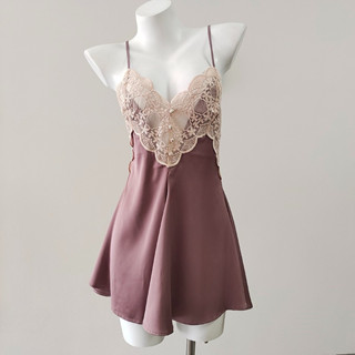 ชุดนอนสตรีวินเทจ ไหมซาตินอกลึก ดีไซน์สายเดี่ยวหลัง