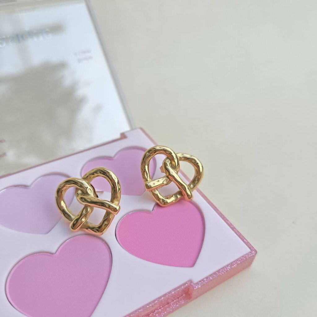 (WELRY.acc) พร้อมส่ง ต่างหูลายหัวใจไขว้ รุ่น Livia