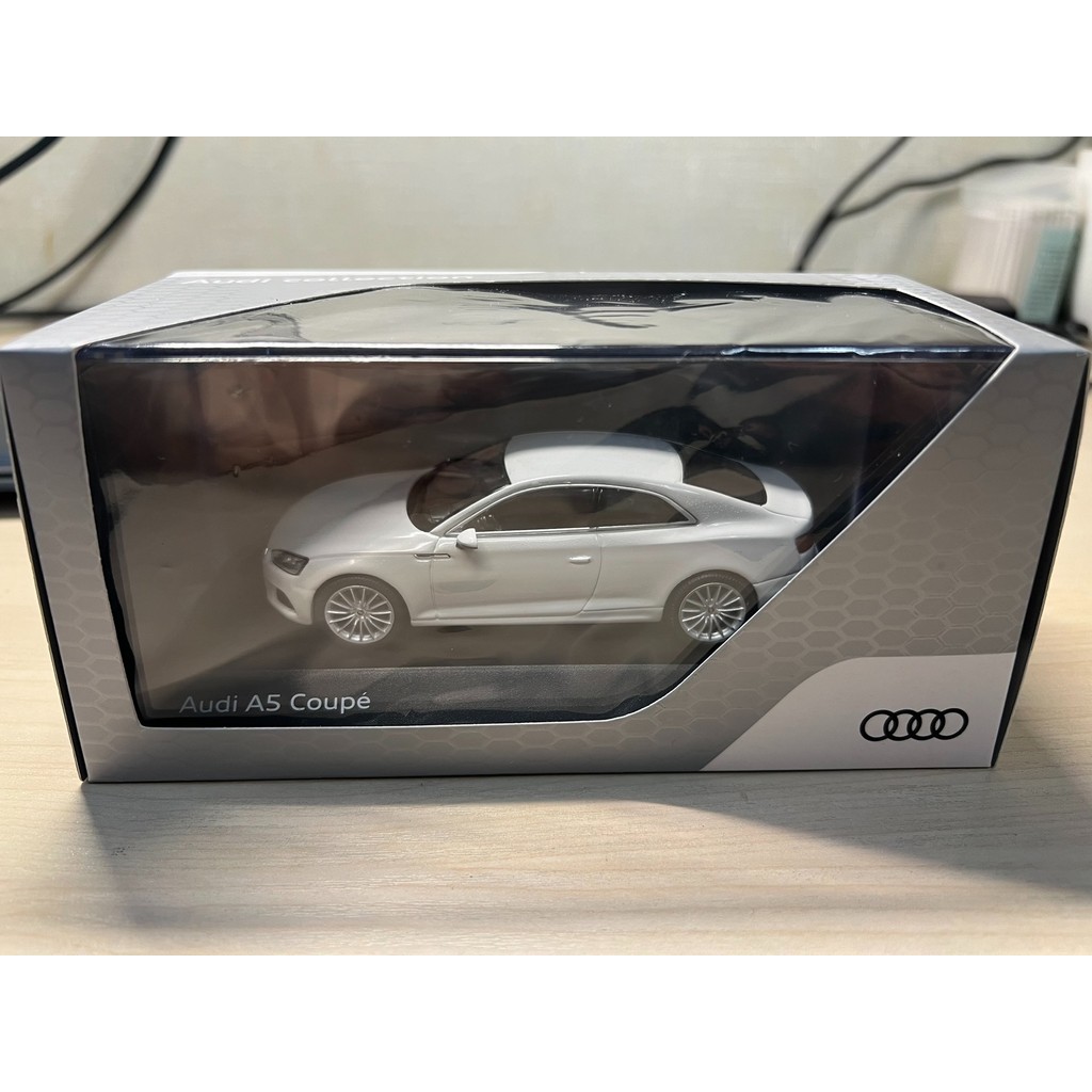 SPARK 1: 43 Audi Audi Audi A5 Coupe สีขาว กระเป๋าโรงงานดั้งเดิม