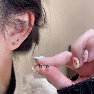 S925 เข็มเงินสีดํา Clover ต่างหูเกลียวหญิง 2025 ต่างหูโคลเวอร์สี่ใบระดับไฮเอนด์สไตล์ใหม่