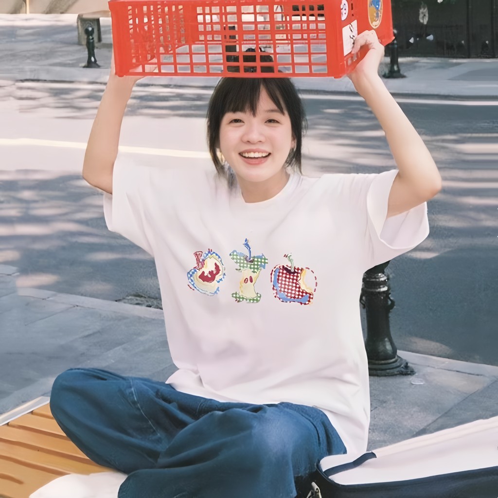 KYO  【พร้อมส่ง】 เกาหลีสไตล์ เสื้อยืด ผู้หญิง พิมพ์ลาย “Three apples” ผ้าCOTTON โคตรนุ่ม OVERSIZE ส่งจากไทย ราคา ถูกที่สุด ดีลบีเคเค แกลเลอรีภาพที่ 5