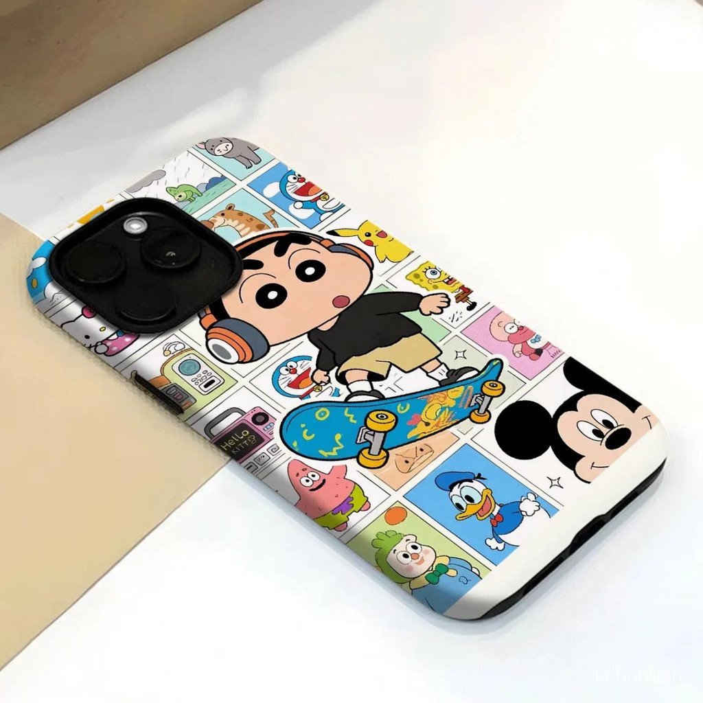 สเก็ตบอร์ด Shin-Chan การ์ตูนเย็บเหมาะสําหรับ iPhone 17 15Pro XR 11ProMax 7/8Plus 14Pro 16ProMax XSMAX 14ProMax 16ProMax 12ProMax 17ProMax Matte Two-in-One Hard Shell S8FQ