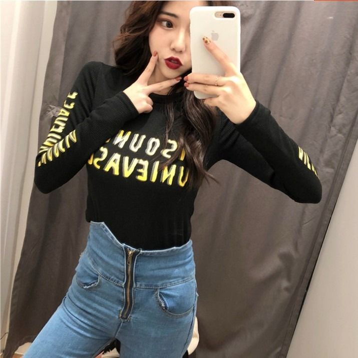 เสื้อยืดแขนยาวสไตล์ย้อนยุคฮ่องกong พิมพ์ลายรอบคอกับตัวอักษร บางพอดีตัว เหมาะสำหรับฤดูใบไม้ผลิ