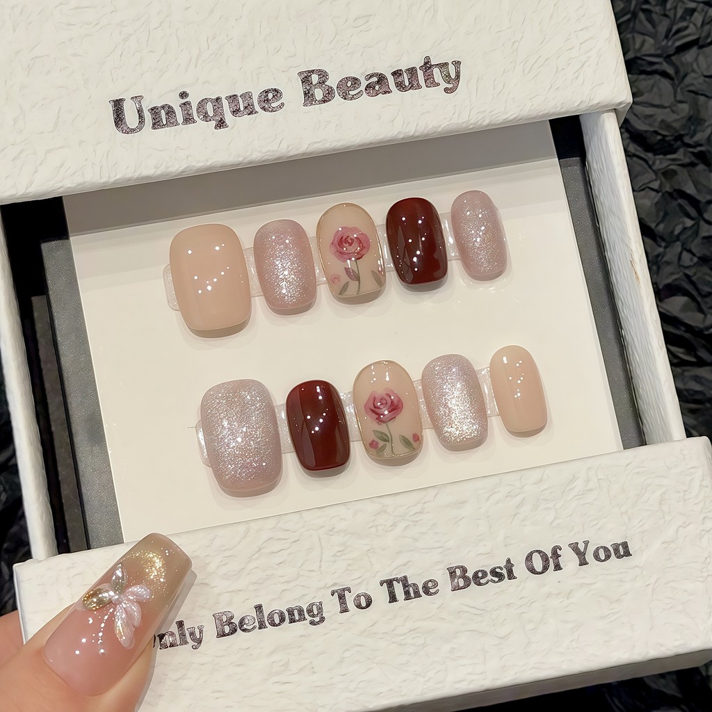 elegant style 🌸 Handmade fake nails, rose flower language, short phototherapy nail art