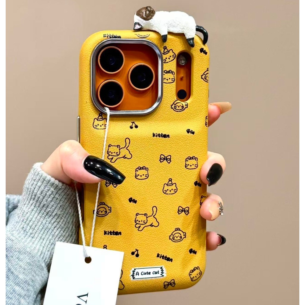 น่ารักสีเหลืองกลองกระเป๋าลูกฟูกเต็มหน้าจอแมวสามมิติแมวเคสโทรศัพท์เหมาะสําหรับ ไอโฟน17 16 15 14 13 มือโปร สูงสุด กันกระแทกป้องกันกล้องป้องกันการหล่นฮาร์ดปกหลัง