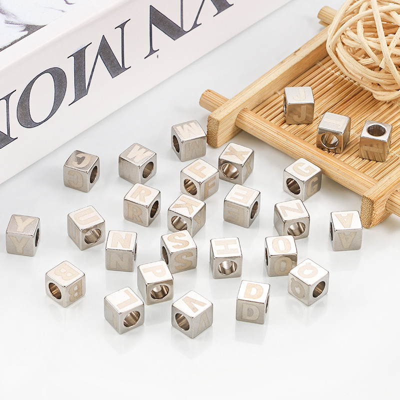 ตัวอักษรลูกปัดสแตนเลสสแควร์ DIY สำหรับสร้อยคอและสร้อยข้อมือ พร้อม charm และ spacer ไม่มีการซีดจาง