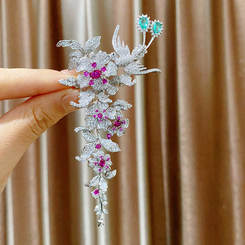 เข็มกลัดลายพู่ดอกไม้ Elegant Magpie แบบสมาร์ท น้ำหนักเบาทrès;เพิ่มความสวยงามด้วยแซฟไฟร์เล็กๆ เหมาะสำหรับคนชอบสไตล์หรูหรา