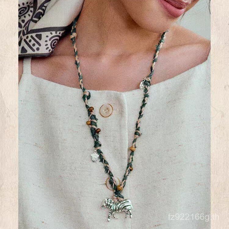 ที่ไม่ซ้ํากันหญิง All-Match Niche สร้อยคอ Big Zebra Niche เชือกถักวันหยุดสไตล์จี้สไตล์ชาติพันธุ์ออกแ